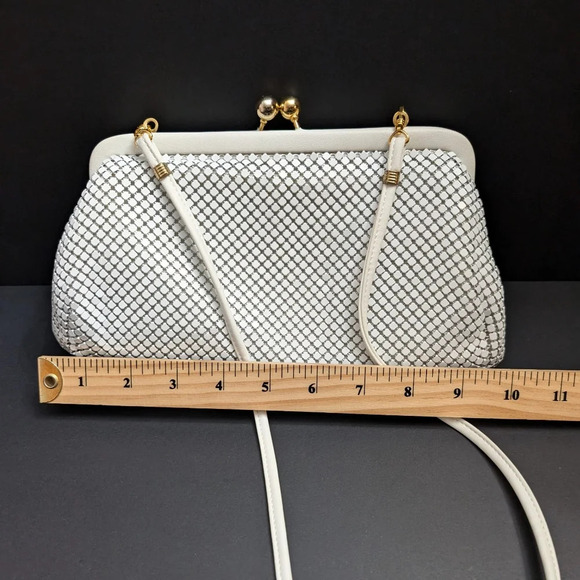 Whiting & Davis White Mesh Small Evening Bag with Strap and Clasp closure . - Picture 8 of 9